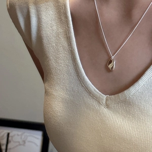 Collier minimaliste en argent sterling S925 avec pendentif haricot irrégulier sur modèle