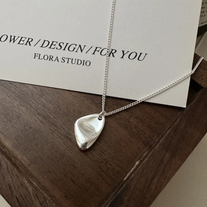 Collier minimaliste en argent sterling S925 avec pendentif géométrique irrégulier chic