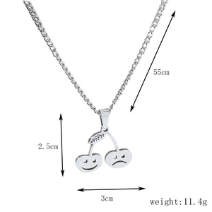 Détail du pendentif cerise hip-hop avec dimensions et chaîne en acier inoxydable poli