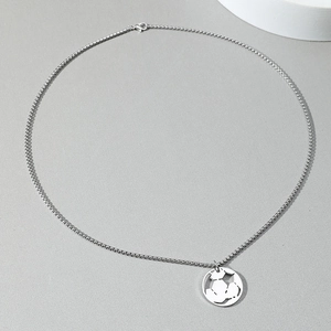 Pendentif ballon de foot évidé en acier inoxydable avec fine chaîne à billes élégante
