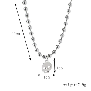 Dimensions détaillées du pendentif crâne avec chaîne à billes de 41 cm et un poids de 7,9 g