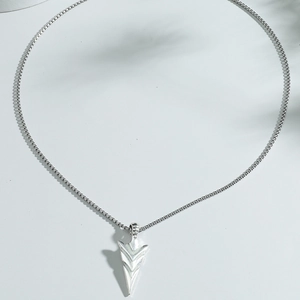 Collier pointe de flèche lumineuse avec pendentif géométrique et chaîne boîte argent