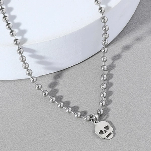 Collier pendentif crâne style punk en acier inoxydable avec yeux en cœur et chaîne à billes