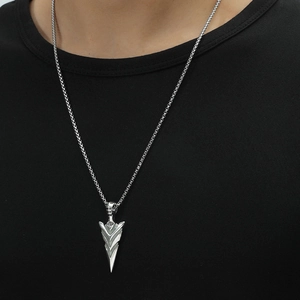 Collier avec pendentif pointe de flèche lumineuse en acier argenté sur t-shirt noir