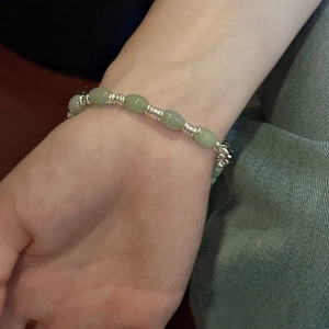 Bracelet en argent S925 avec perles de pierre verte naturelle et intercalaires ondulés