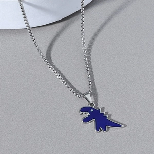 Dettaglio ravvicinato del ciondolo dinosauro blu scuro su una catena a scatola tonda in acciaio