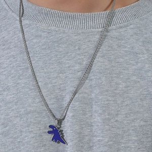 Collana uomo in acciaio inossidabile con ciondolo dinosauro blu su felpa grigia