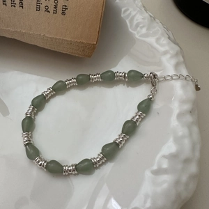 Bracelet S925 en argent sterling avec perles gouttes vert clair sur plateau céramique