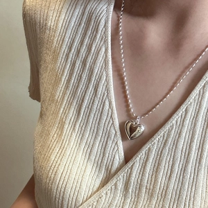 Minimalist S925 sterling silver hollow heart pendant necklace worn on a V-neck sweater