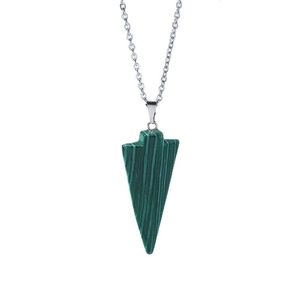 Pendentif triangle en pierre naturelle verte minimaliste avec chaîne argentée sur blanc