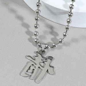 Pendentif calligraphie 'Zui' en acier inoxydable avec chaîne à boules brillante