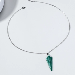 Collier minimaliste en chaîne argentée avec pendentif triangle en malachite verte