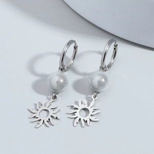 Boucles d'oreilles soleil rétro pour hommes avec créoles argentées et perles blanches