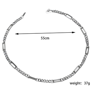 Dettaglio della collana geometrica argento con maglie rettangolari, lunga 55cm e pesa 37g