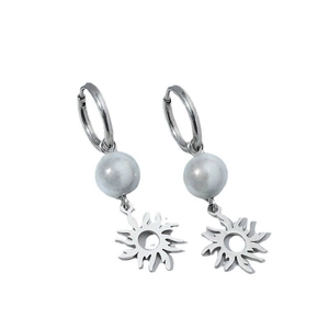 Boucles d'oreilles soleil rétro pour hommes avec perle grise sur fond blanc