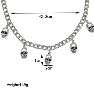 Vue détaillée du collier gothique en acier avec cinq pendentifs crânes et dimensions