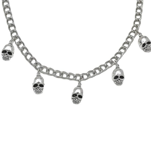 Collier punk gothique pour homme avec cinq pendentifs tête de mort sur chaîne cubaine