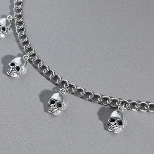 Collier en acier inoxydable argenté gothique avec quatre pendentifs crâne 3D