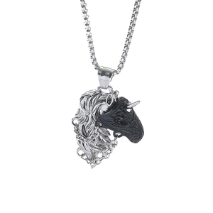 Collier avec pendentif licorne en acier inoxydable argenté et détails en émail noir
