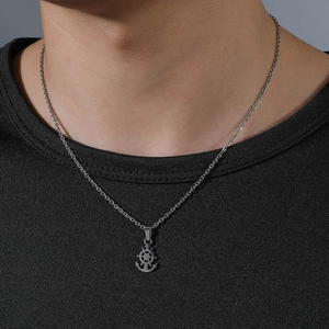 Collana da uomo con pendente ancora e timone in acciaio inossidabile su modello
