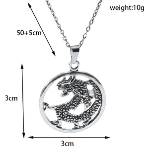 Vue détaillée du pendentif totem dragon de 3 cm avec chaîne ajustable de 50+5 cm