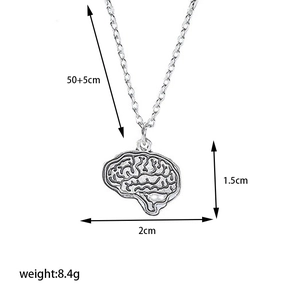 Vue macro détaillée du pendentif cerveau avec chaîne en O montrant les dimensions