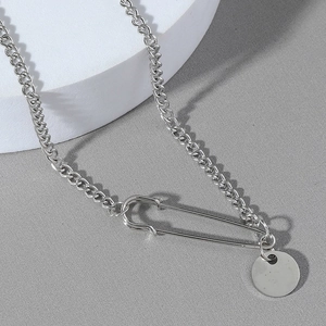 Collier trombone en acier inoxydable argenté avec pendentif rond poli sur une chaîne gourmette