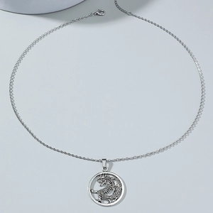 Collier pendentif totem dragon argenté avec motif ajouré complexe et chaîne à maillons