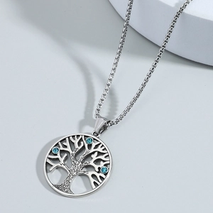 Détail du pendentif arbre de vie argenté avec pierres bleues et chaîne en acier