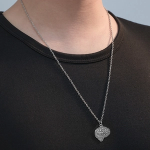 Collier avec pendentif cerveau en acier argenté vintage porté par un mannequin homme