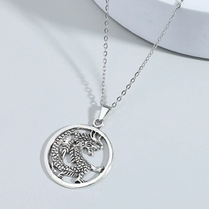 Collier dragon argenté avec pendentif rond évidé dans un style vintage élégant