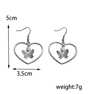 Détails des boucles d'oreilles cœur de 5cm avec pendentif papillon et perles claires