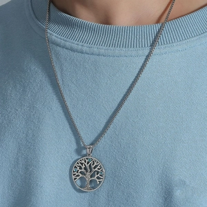 Détail du pendentif arbre de vie avec strass bleus sur une chaîne en argent fin
