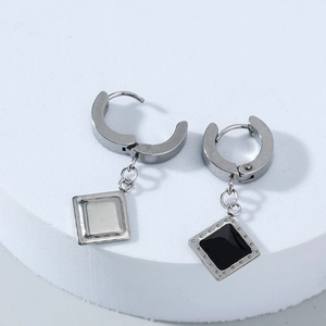Orecchini geometrici quadrati vintage in argento lucido e metallo nero minimalista