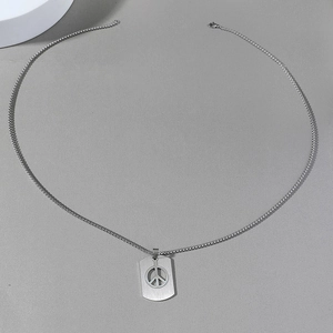 Collana con piastrina in acciaio argento e ciondolo con segno della pace traforato