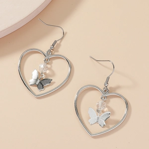 Boucles d'oreilles cœur argenté avec pendentif papillon et perles transparentes