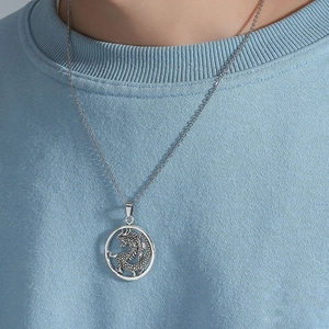 Collier pour hommes avec pendentif dragon argenté et détails de relief sophistiqués