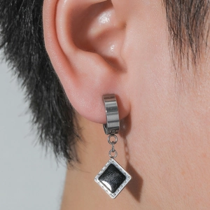 Dettaglio di orecchini a pendente quadrati neri vintage con clip in metallo argento