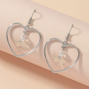 Boucles d'oreilles cœur argenté avec pendentif papillon et perle à facettes élégante