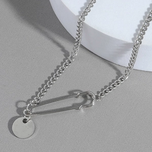 Collier en acier inoxydable de style industriel avec pendentif trombone et médaillon rond