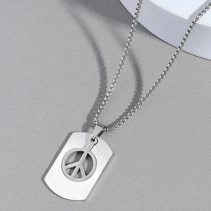 Pendaglio con segno della pace in argento su una catena a scatola in acciaio inox