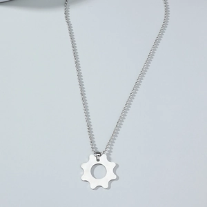 Pendentif engrenage industriel minimaliste sur collier chaîne à billes argent pour homme