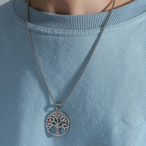 Détail du pendentif arbre de vie avec cristaux rouges sur collier en acier vintage