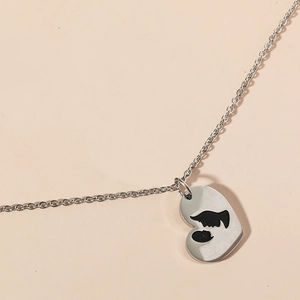 Collier cœur argenté avec pendentif silhouette mère et enfant sur chaîne élégante