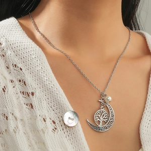 Collier argenté avec pendentif lune et arbre de vie orné d'une perle sur modèle