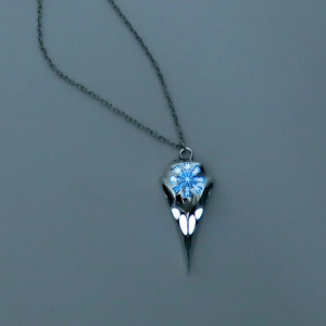 Vintage leuchtende Vogel Schädel Halskette mit blauem Schneeflockenmuster und Silberkette