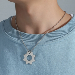 Collier minimaliste avec pendentif engrenage argenté et chaîne à billes pour homme