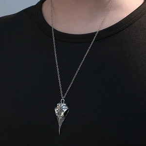 Vintage-Vogelschädel-Halskette mit Vegvísir-Kompass-Gravur an einer klassischen Silberkette
