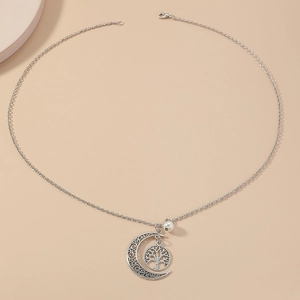 Collier lune arbre de vie argenté avec perle blanche sur fond beige élégant