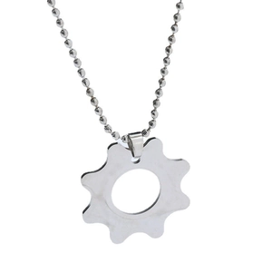 Collier pendentif engrenage industriel minimaliste avec chaîne à billes argentée